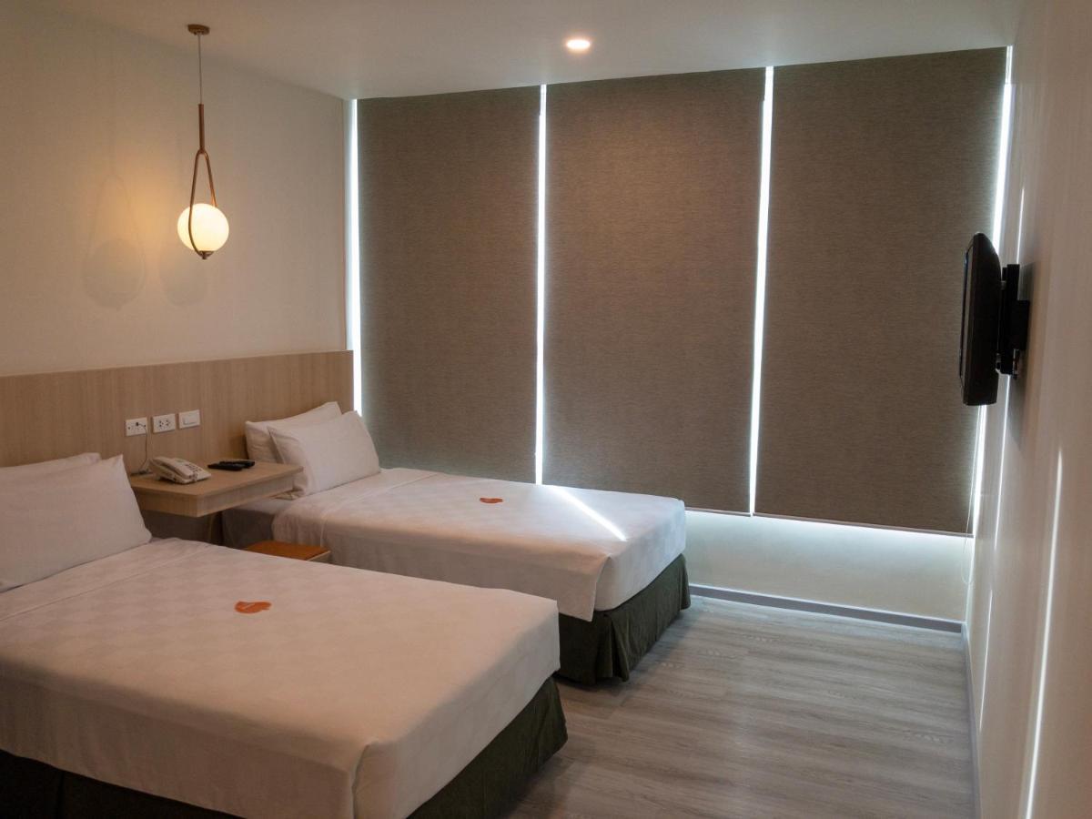 Go Hotels Plus Mandaluyong Luaran gambar