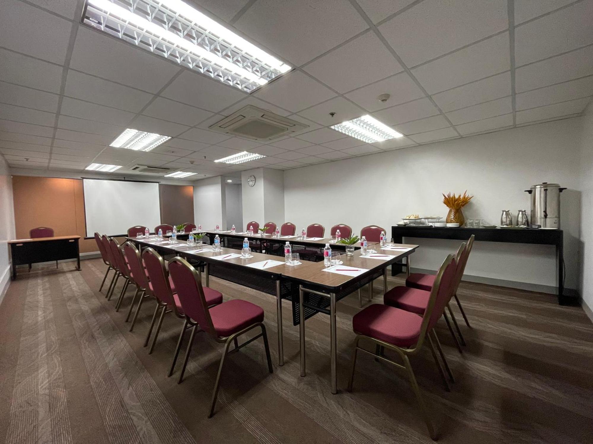 Go Hotels Plus Mandaluyong Luaran gambar