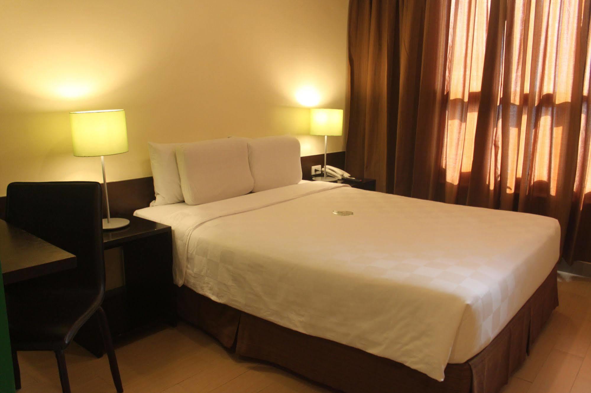 Go Hotels Plus Mandaluyong Luaran gambar